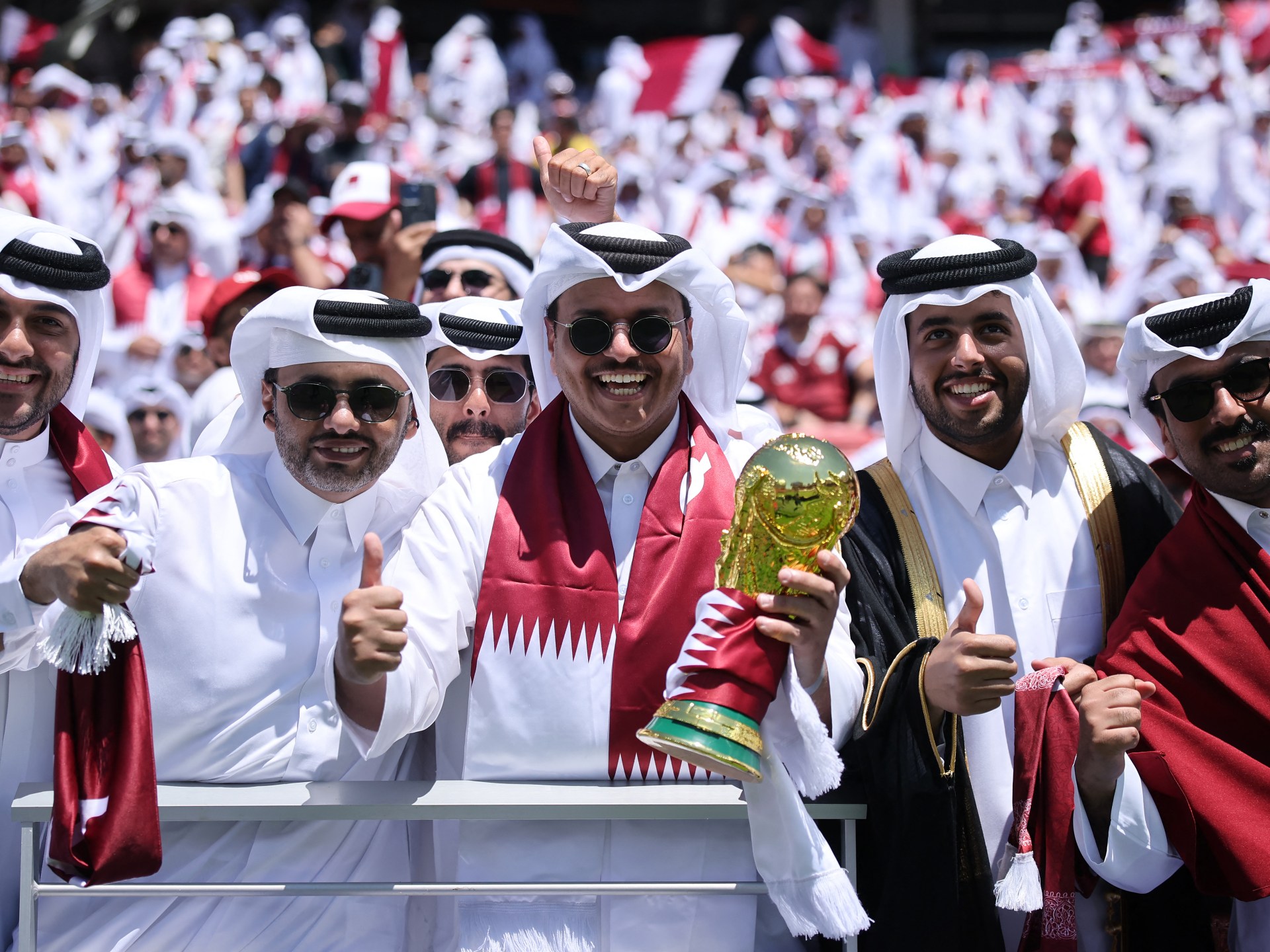 حضور مهيب بالزي الوطني.. جماهير قطر تخطف الأنظار بالمونديال