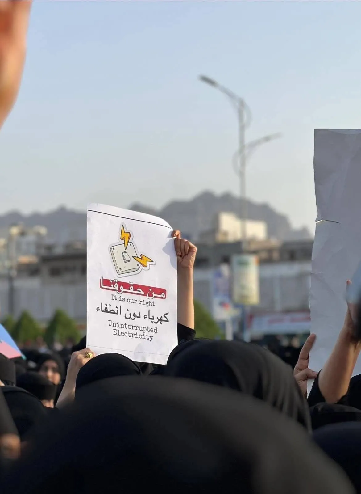 سكان عدن يتطلعون إلى تحسن خدمة الكهرباء بعد توجيهات بن بريك020 سكان عدن يتطلعون إلى تحسن خدمة الكهرباء بعد توجيهات بن بريك