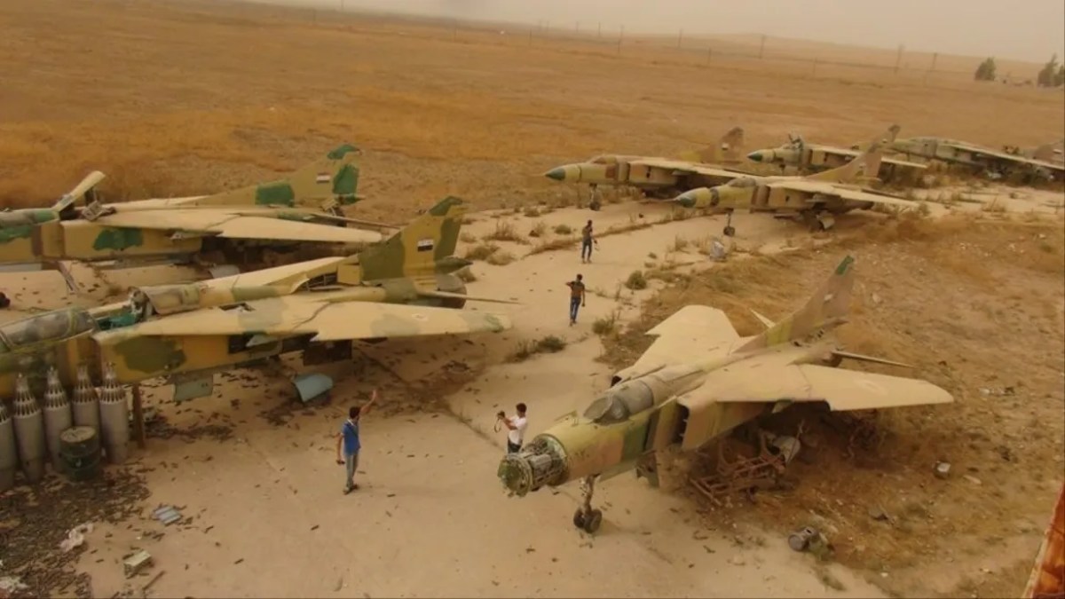 5 ضربات ومدرج متضرر.. صور فضائية تكشف آثار القصف الإسرائيلي لمطار أبو الظهور السوري