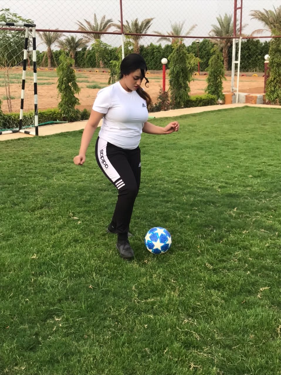 شاهد بالفيديو.. المودل آية أفرو تعود لإثارة الجدل من جديد بممارسة التمارين الرياضية بملابس فاضحة معترفة اني قلبوظة ومربربة وبحب الطقة النظيفة وساخرون: انتي ما محتاجة تخسي انتي محتاجة تتأدبي