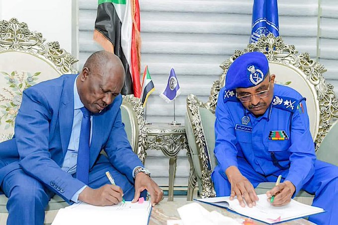 وزير الداخلية السوداني يكشف تفاصيل خروجه متخفيًا ومروره بإرتكازات الدعم السريع020 وزير الداخلية السوداني يكشف تفاصيل خروجه متخفيًا ومروره بإرتكازات الدعم السريع