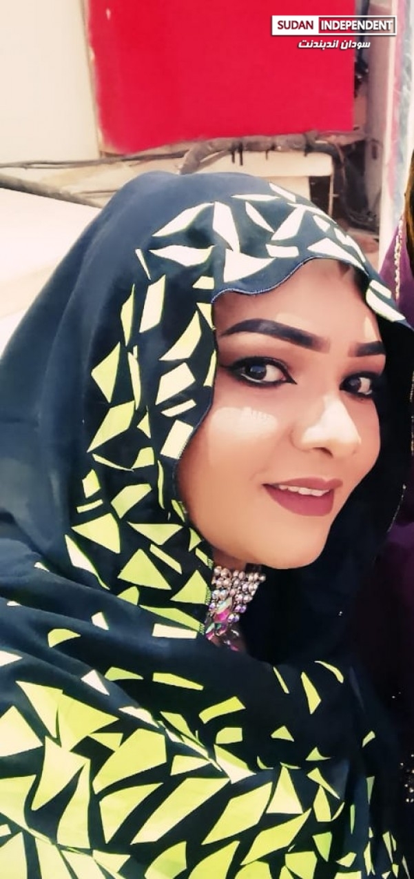 صاحب كلمات نجمة العز يسهر بالتلفزيون.