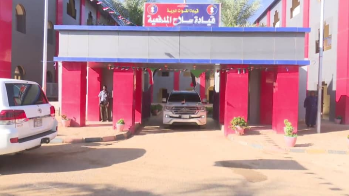 عضو السيادي الأستاذ محمد الفكى سليمان يزور قيادة سلاح المدفعية عطبرة