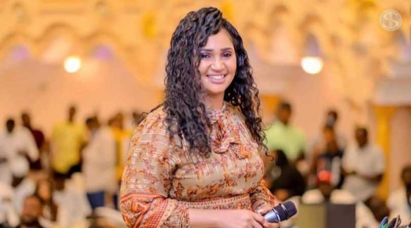 شاهد بالفيديو.. وسط سخرية الجمهور.. الفنانة عشة الجبل تعلن عن أغنية جديدة تقول فيها ارتكاز قلبي البريدك فجرنو مسيراتك..020 شاهد بالفيديو.. وسط سخرية الجمهور.. الفنانة عشة الجبل تعلن عن أغنية جديدة تقول فيها ارتكاز قلبي البريدك فجرنو مسيراتك..